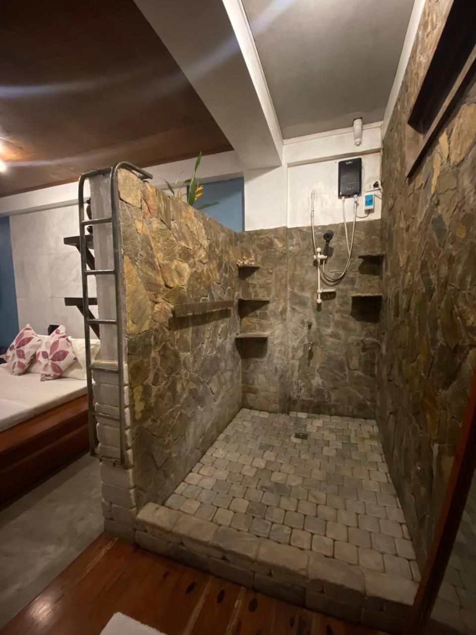 Stone Creek House Bed & Breakfast Romblon Exterior foto