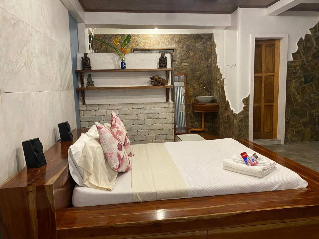 Stone Creek House Bed & Breakfast Romblon Exterior foto