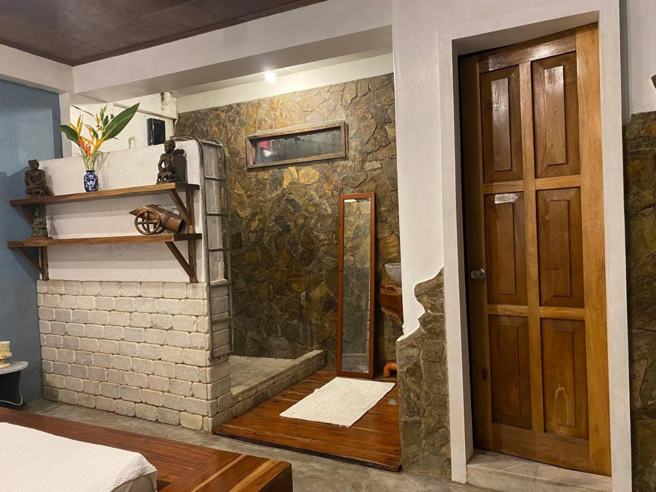 Stone Creek House Bed & Breakfast Romblon Exterior foto